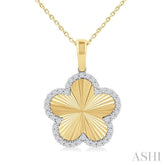 1/4 Ctw Fluted Texture Clover Round Cut Diamond Fashion Pendant With Chain in 10K Yellow and White Gold
