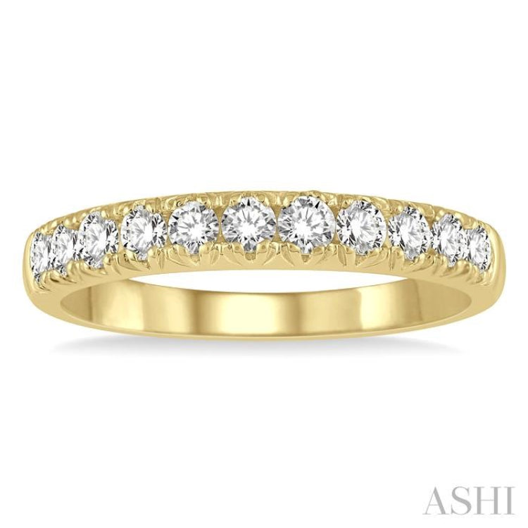 1/2 Ctw 11 Stone Round Cut Diamond Wedding Band in 14K Yellow Gold