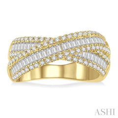 1 1/4 Ctw Split Cross Over Baguette and Round Cut Diamond Fashion Ring in 14K Yellow Gold
