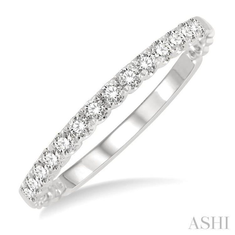 1/4 Ctw Lattice Round Cut Diamond Wedding Band in 14K White Gold