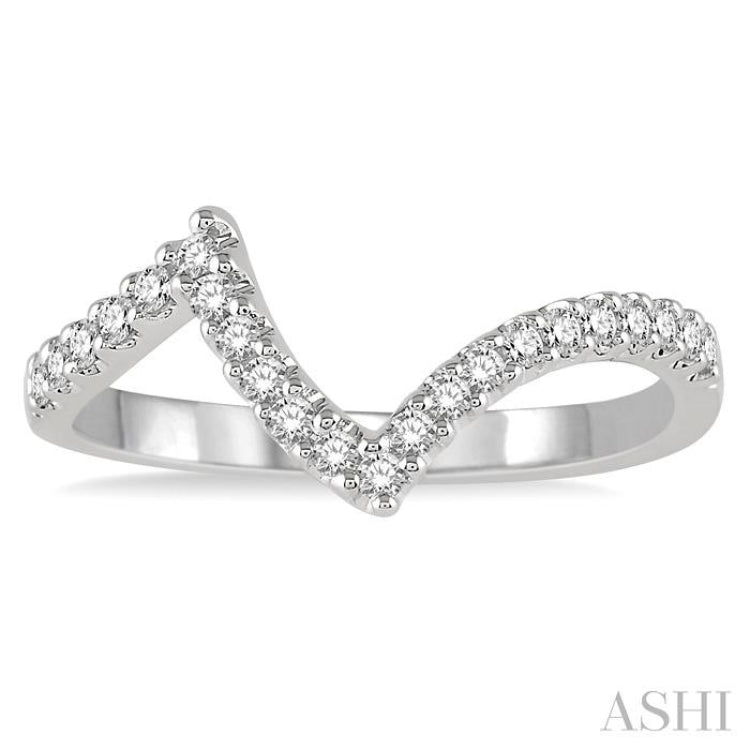 1/5 Ctw Chevron Shank Round Cut Diamond Wedding Band in 14K White Gold