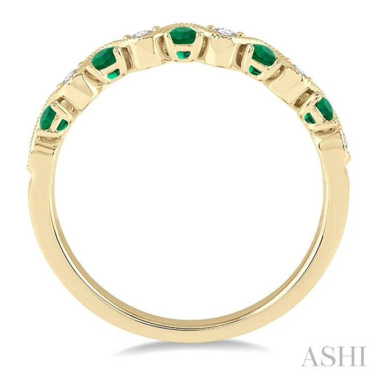 1.8 MM Emerald and 1/6 Ctw Round Cut Diamond Precious Waves Wedding Band in 14K Yellow Gold
