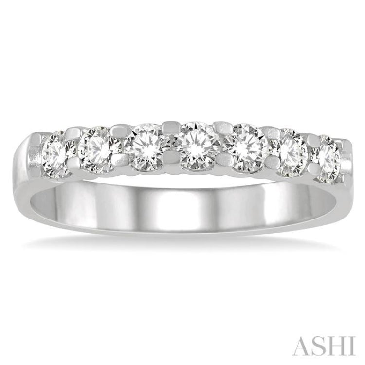 1/2 Ctw 7 Stone Round Cut Diamond Wedding Band in 14K White Gold