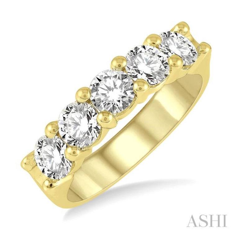 1 1/2 Ctw 5 Stone Round Cut Diamond Wedding Band in 14K Yellow Gold
