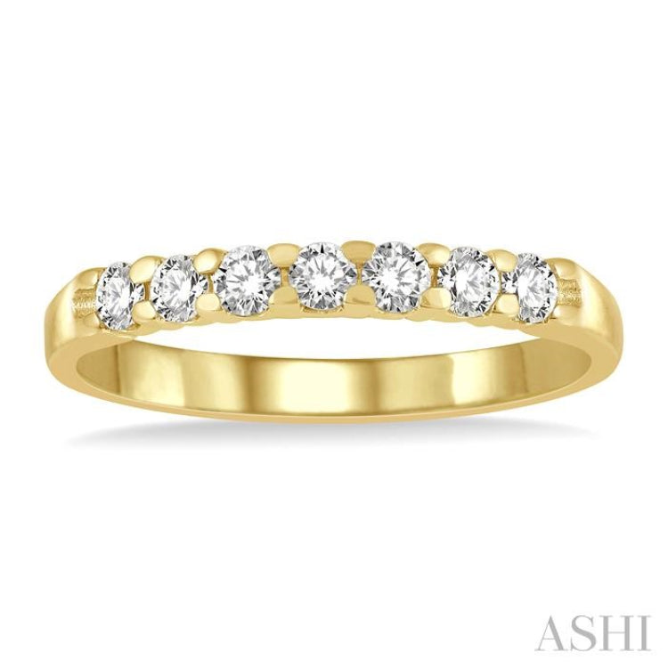 1/4 Ctw 7 Stone Round Cut Diamond Wedding Band in 14K Yellow Gold
