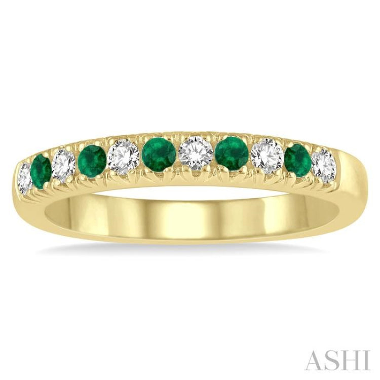 2 MM Emerald and 1/5 Ctw Round Cut Diamond Precious Wedding Band in 14K Yellow Gold
