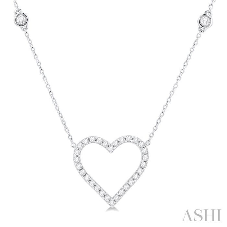 1/2 Ctw Round Cut Diamond Heart Fashion Station Necklace in 10K White Gold