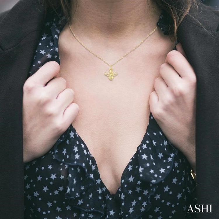 1/6 Ctw Petite Bumble Bee Round Cut Diamond Fashion Pendant With Chain in 10K Yellow Gold
