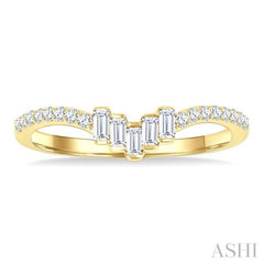 1/4 Ctw Baguette Cut Chevron Centerpiece Round Cut Diamond Wedding Band in 14K Yellow Gold