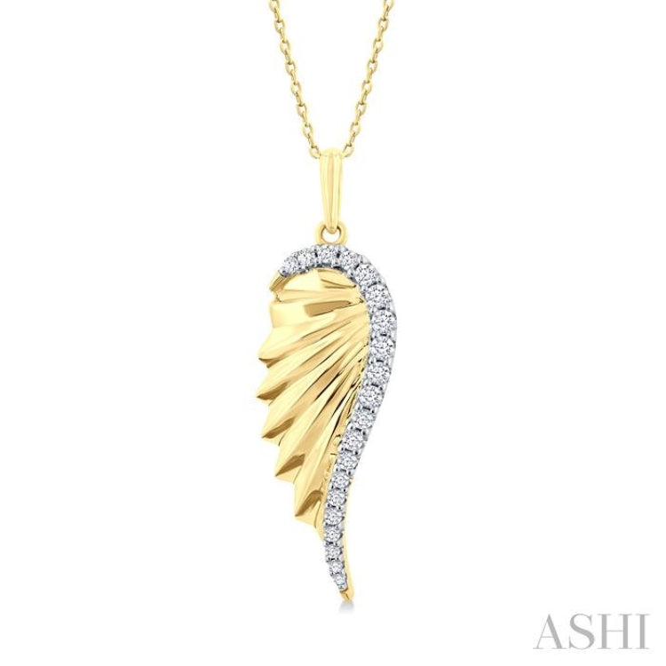 1/5 Ctw Fluted Texture Angel Wing Round Cut Diamond Fashion Pendant With Chain in 10K Yellow Gold