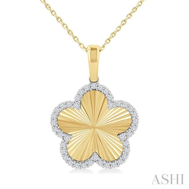 1/4 Ctw Fluted Texture Clover Round Cut Diamond Fashion Pendant With Chain in 10K Yellow and White Gold