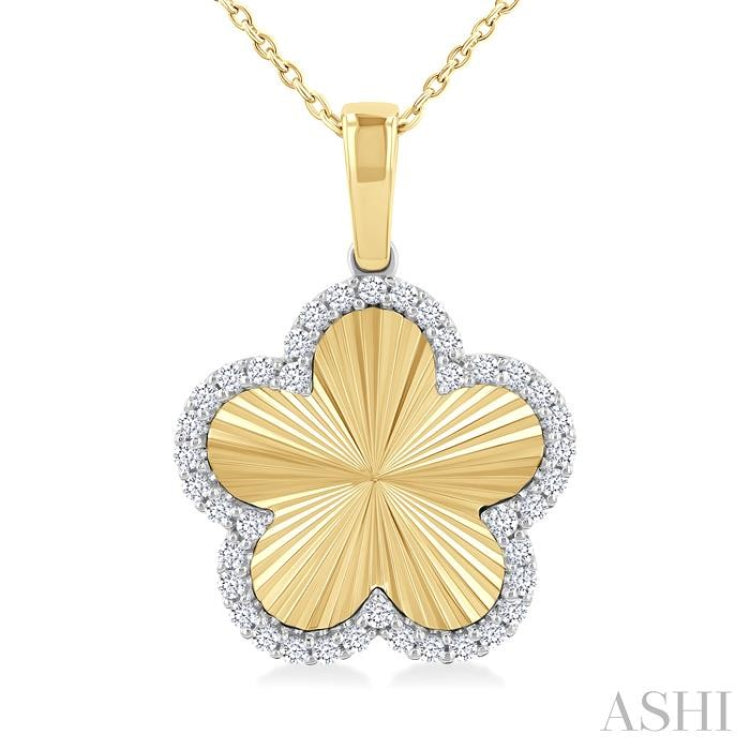 1/4 Ctw Fluted Texture Clover Round Cut Diamond Fashion Pendant With Chain in 10K Yellow and White Gold