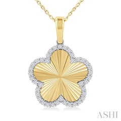 1/4 Ctw Fluted Texture Clover Round Cut Diamond Fashion Pendant With Chain in 10K Yellow and White Gold