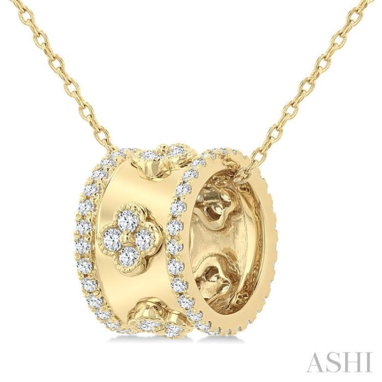 1/2 Ctw Round Cut Diamond Clover Fashion Pendant With Chain in 14K Yellow Gold